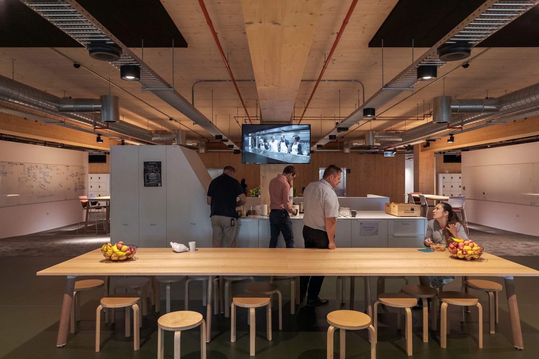Aurecon, Brisbane. Architecture: Bates Smart. Interior design: Woods Bagot. Lighting design: Aurecon. Photography: Jackie Chan, Sydney.