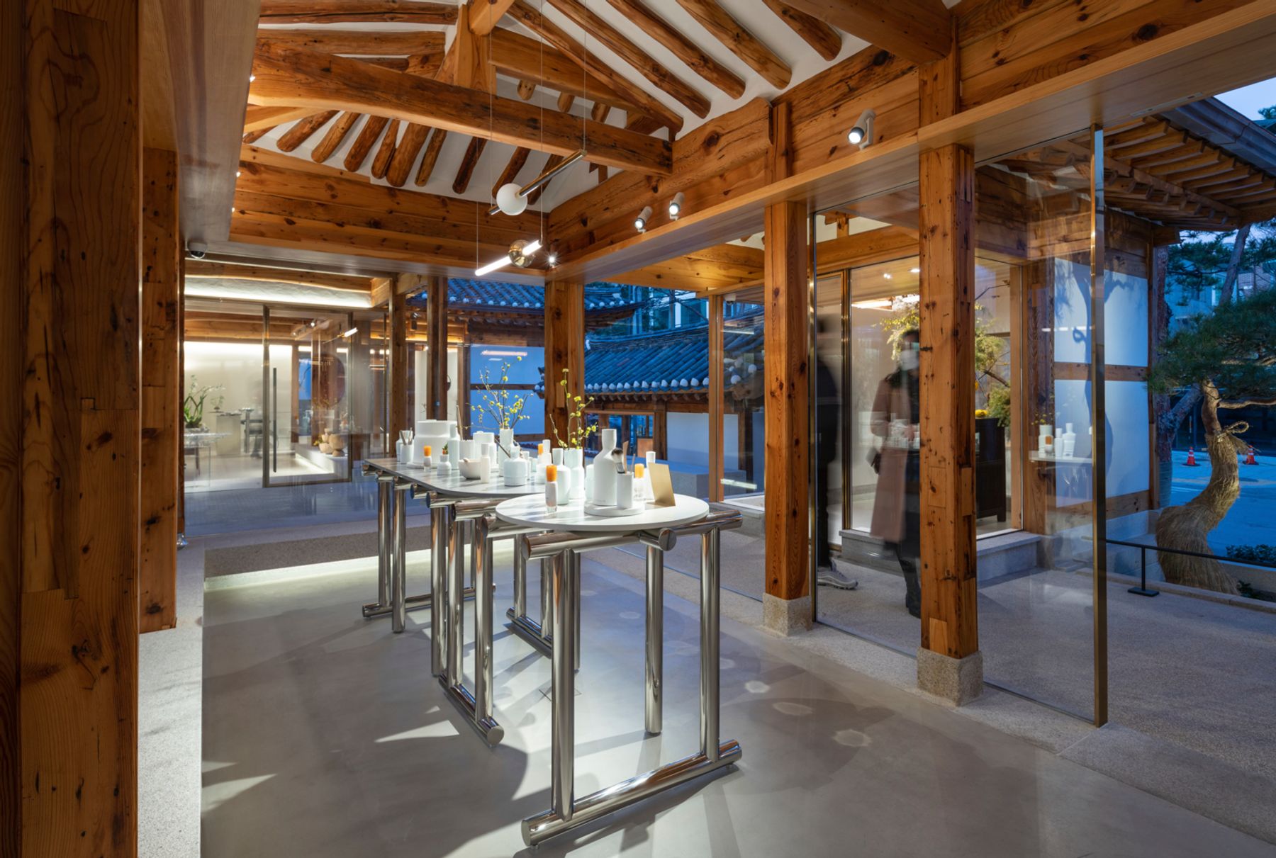 Sulwhasoo Bukchon flagship store, Seoul. Architecture: ONE O ONE architects, Seoul. Lighting design: HUELdesign, Seoul. Photography: ARCHFRAME; Efrain Mendez Tabares.