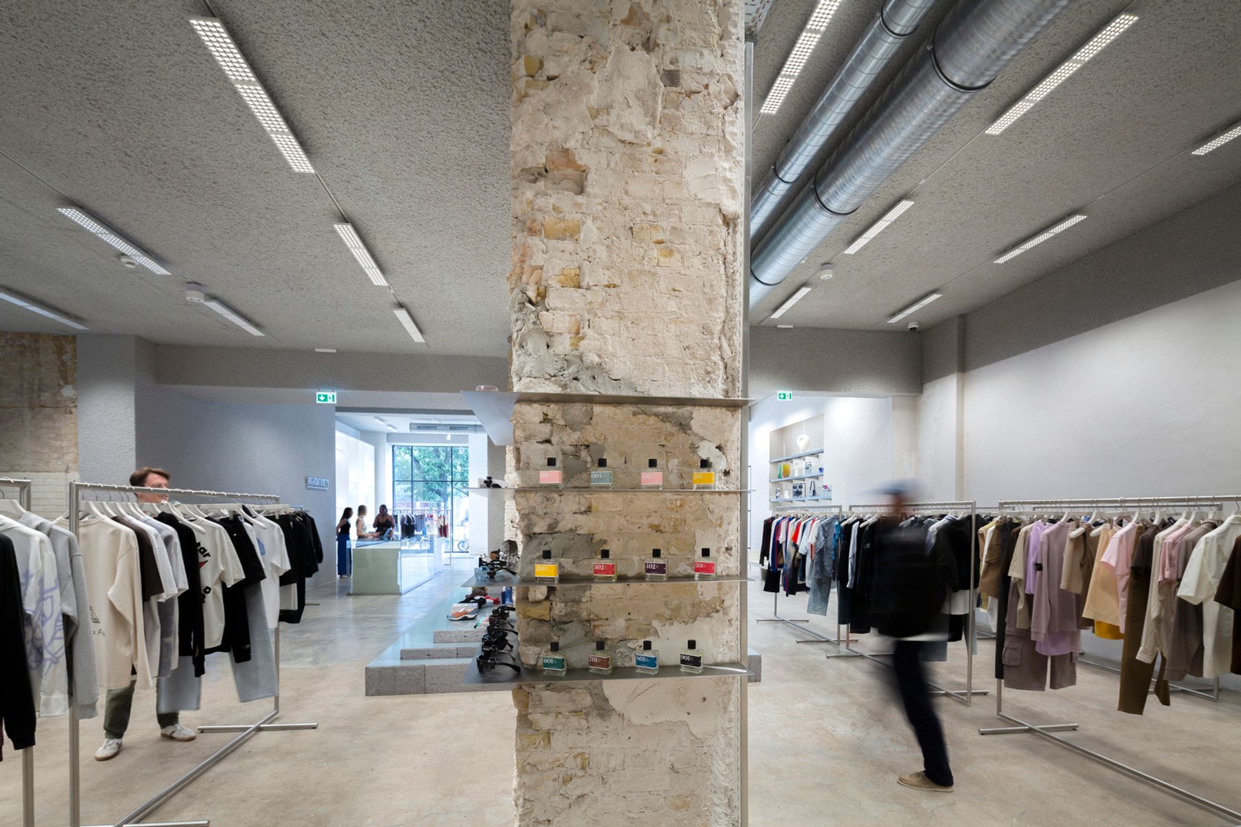 Highsnobiety Flagship Store Unter den Linden, Berlin. Visual concept: Herbert Hofmann & Chloé Techoueyres (Highsnobiety) with VAUST Studio, Berlin. Execution and lighting design: HENNECKE ASSOCIATES, Berlin (Sebastian Hennecke, Christina Blankenburg). Photography: Edgar Zippel.