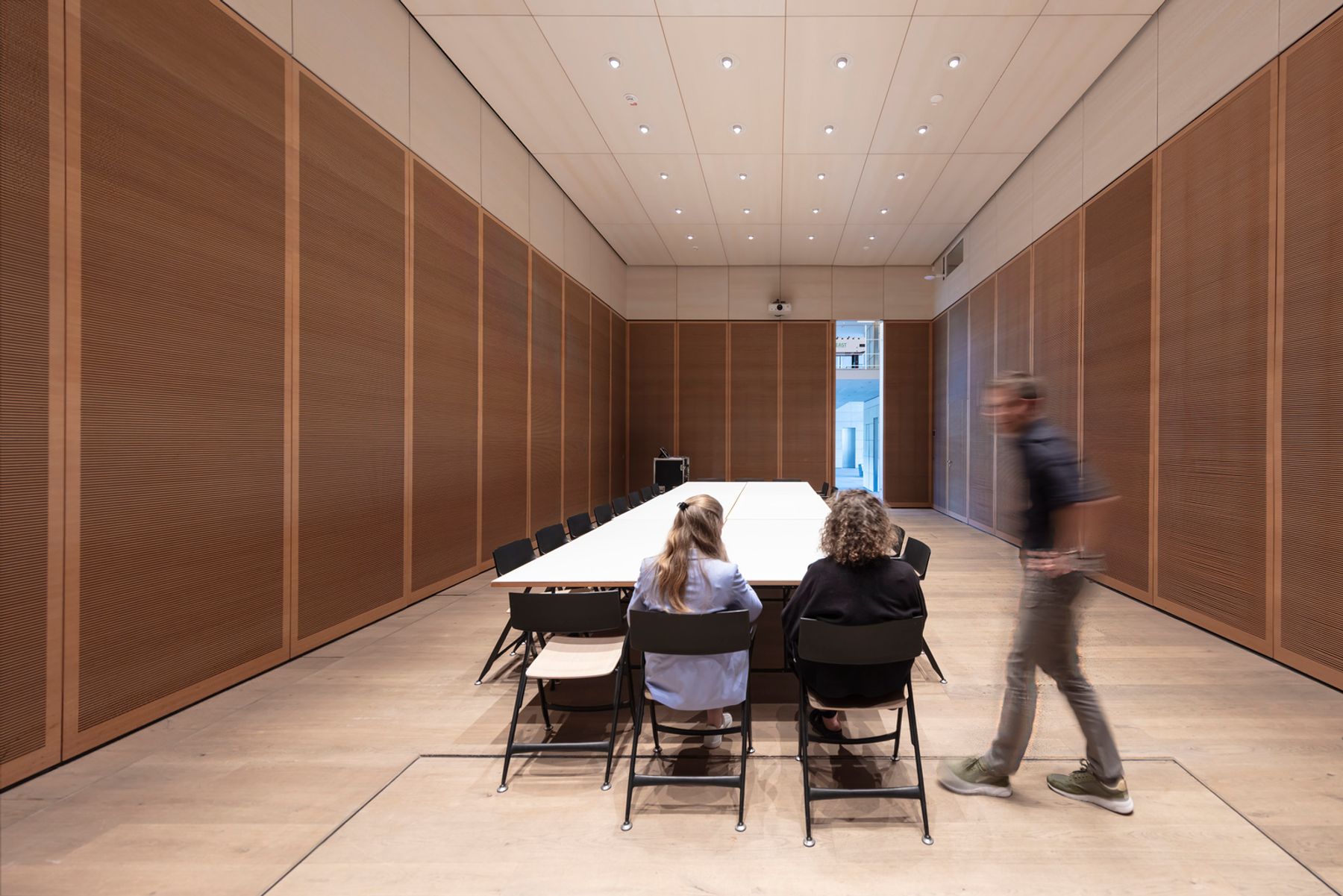 EDEL Auditorium, Hamburg. Architecture and interior design: Antonio Citterio. Lighting design: Antonio Citterio. Photography: Frieder Blickle.
