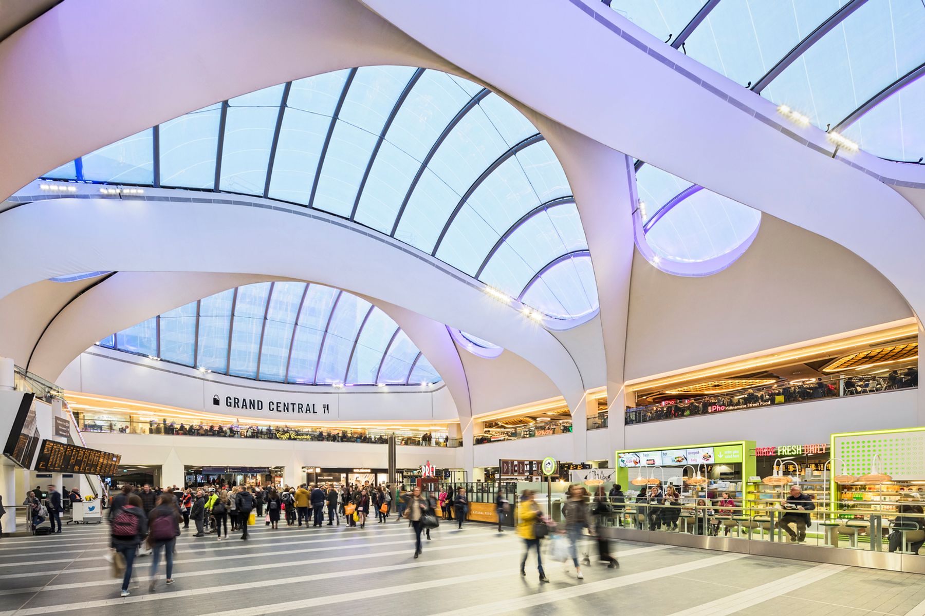 New Street Station, Birmingham. Architecture: AZPML/Atkins/Haskoll. Lighting design: Hoare Lea Lighting, London. Photography: Lukas Palik, Düsseldorf.
