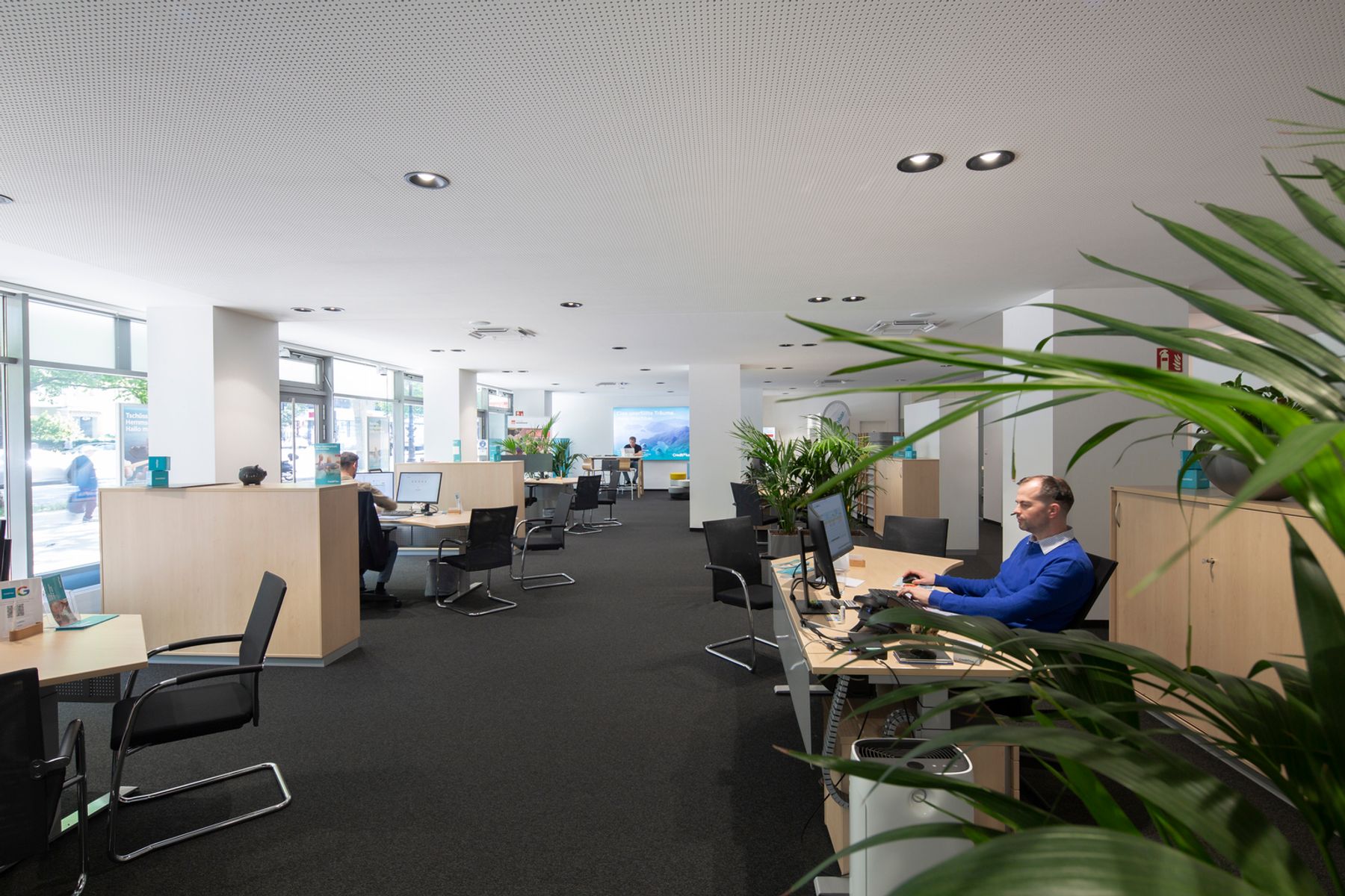 Creditplus Bank AG Berlin. Interior design, lighting design, electrical engineering: Knaus Mertes Architects. Photography: Edgar Zippel.