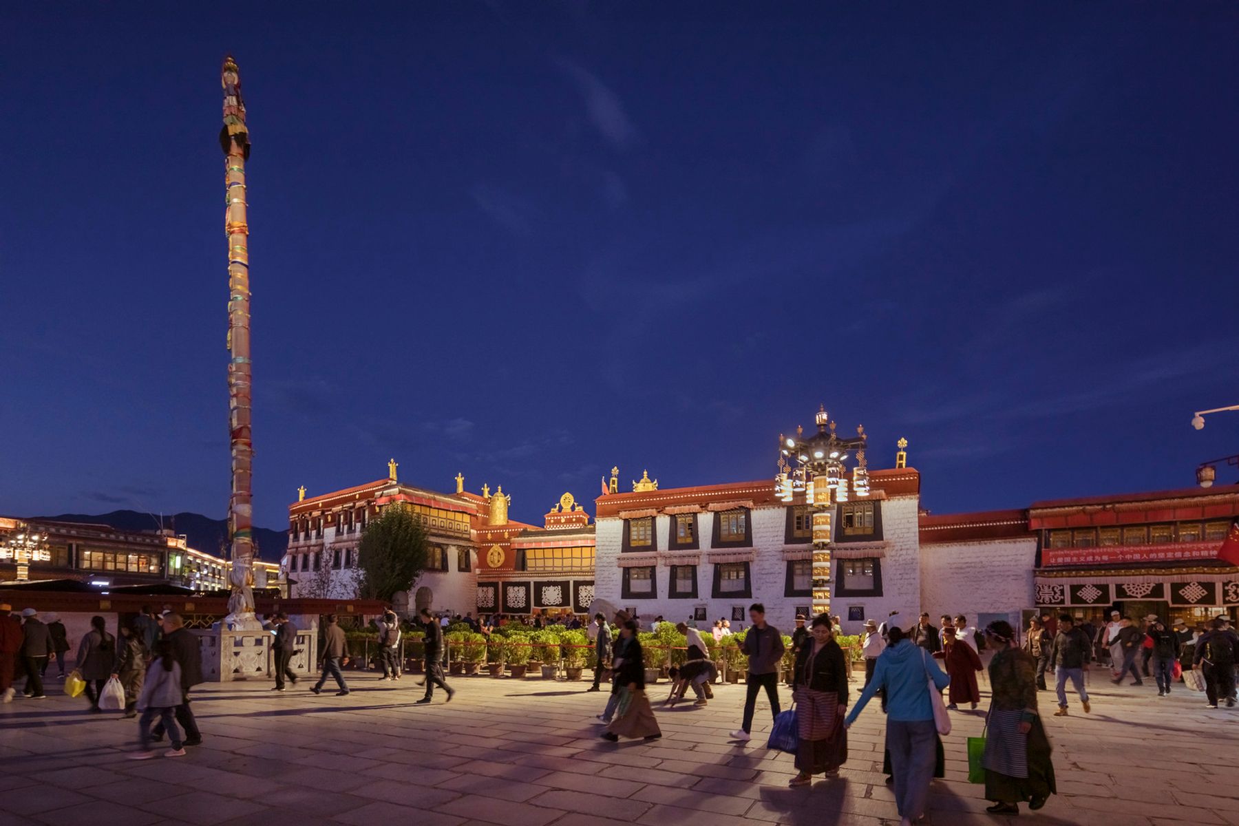 Jokhang Temple, Lhasa. Lighting design: School of Architecture, Tsinghua University, Zhang Xin Lighting Studio. Photography: Jackie Chan, Sydney.