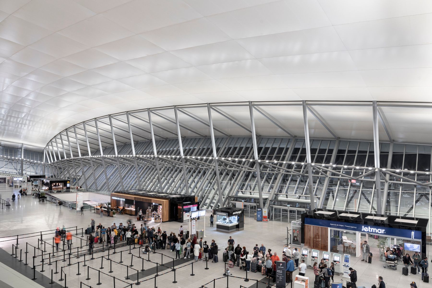 Carrasco International Airport. Architecture: Rafael Viñoly Architects. Lighting design: Estudio Hofstadter-Fregosi & Asociados. Photography: Santiago Chaer.
