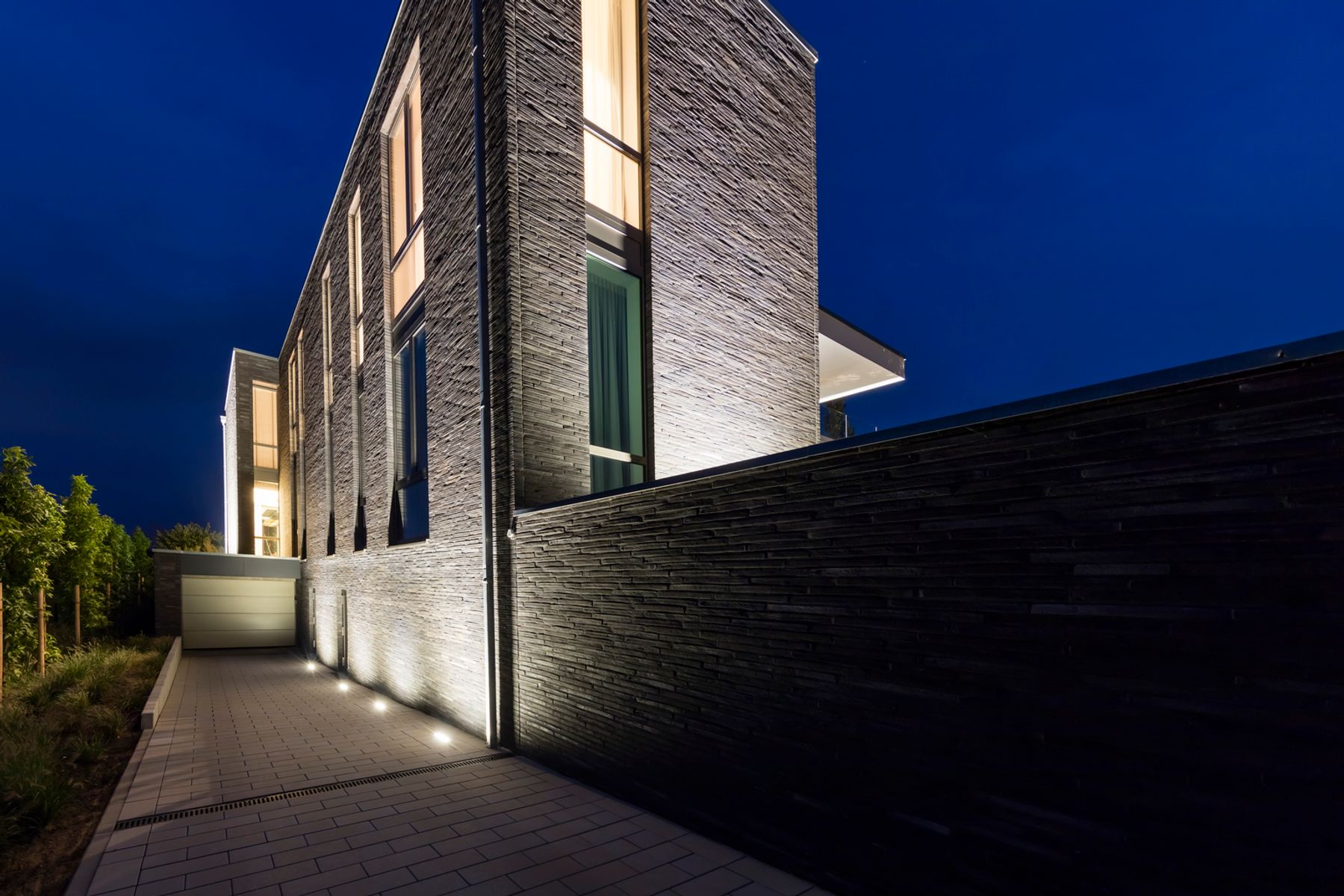 Private House Niedersachsen. Architecture: Jan Siemer SKAI. Lighting Design: team licht. Electrical Planning: Elektrotechnik Wernicke GmbH. Photography: Frieder Blickle.