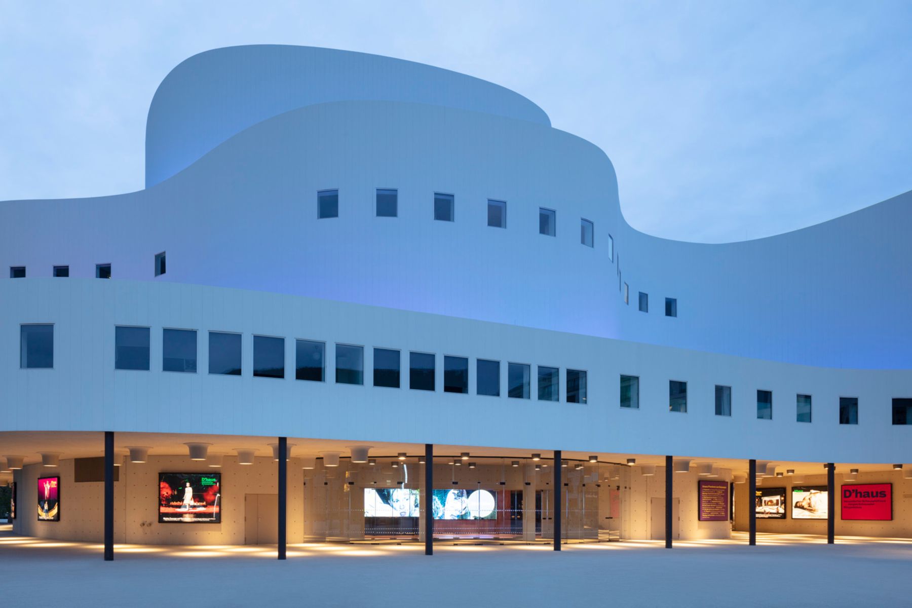 Düsseldorfer Schauspielhaus, Düsseldorf. Architecture: ingenhoven architects, Düsseldorf. Lighting design: Tropp Lighting Design, Weilheim. Photography: ingenhoven architects / HGEsch