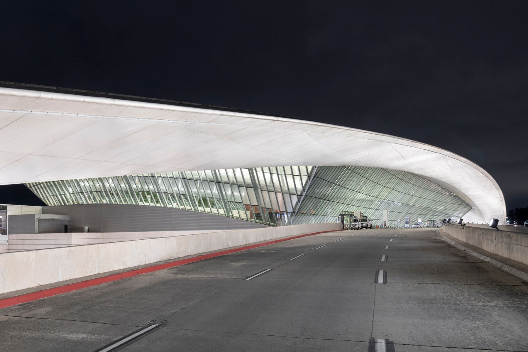 Carrasco International Airport. Architecture: Rafael Viñoly Architects. Lighting design: Estudio Hofstadter-Fregosi & Asociados. Photography: Santiago Chaer.
