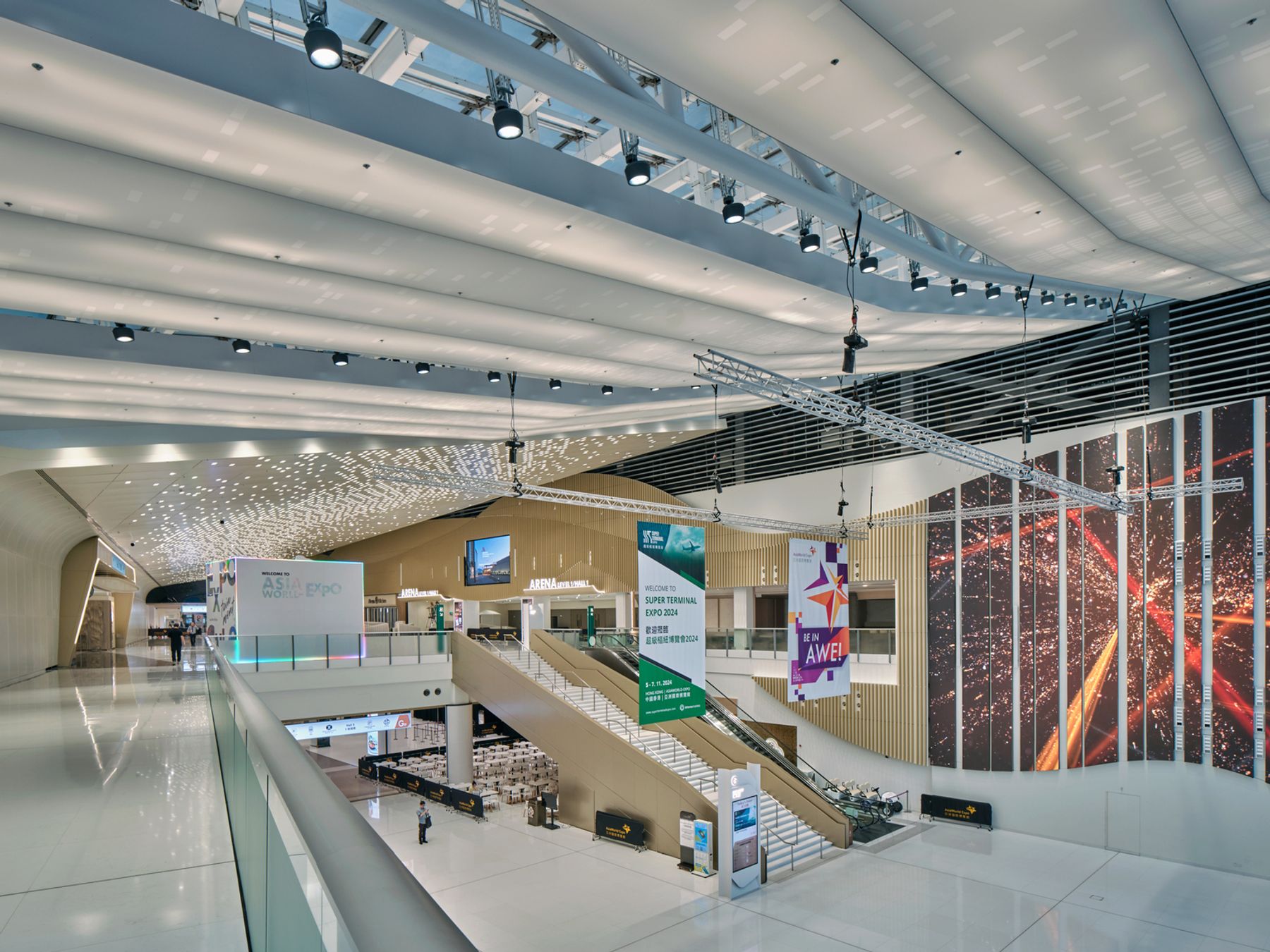 AsiaWorld Expo / East Entrance Lobby, Hong Kong. Architecture: Ronald Lu & Partners. Lighting design: Chris Mok, Simpson Ng from Spectrum Design & Associates (Asia). Photography: Raphael Olivier.