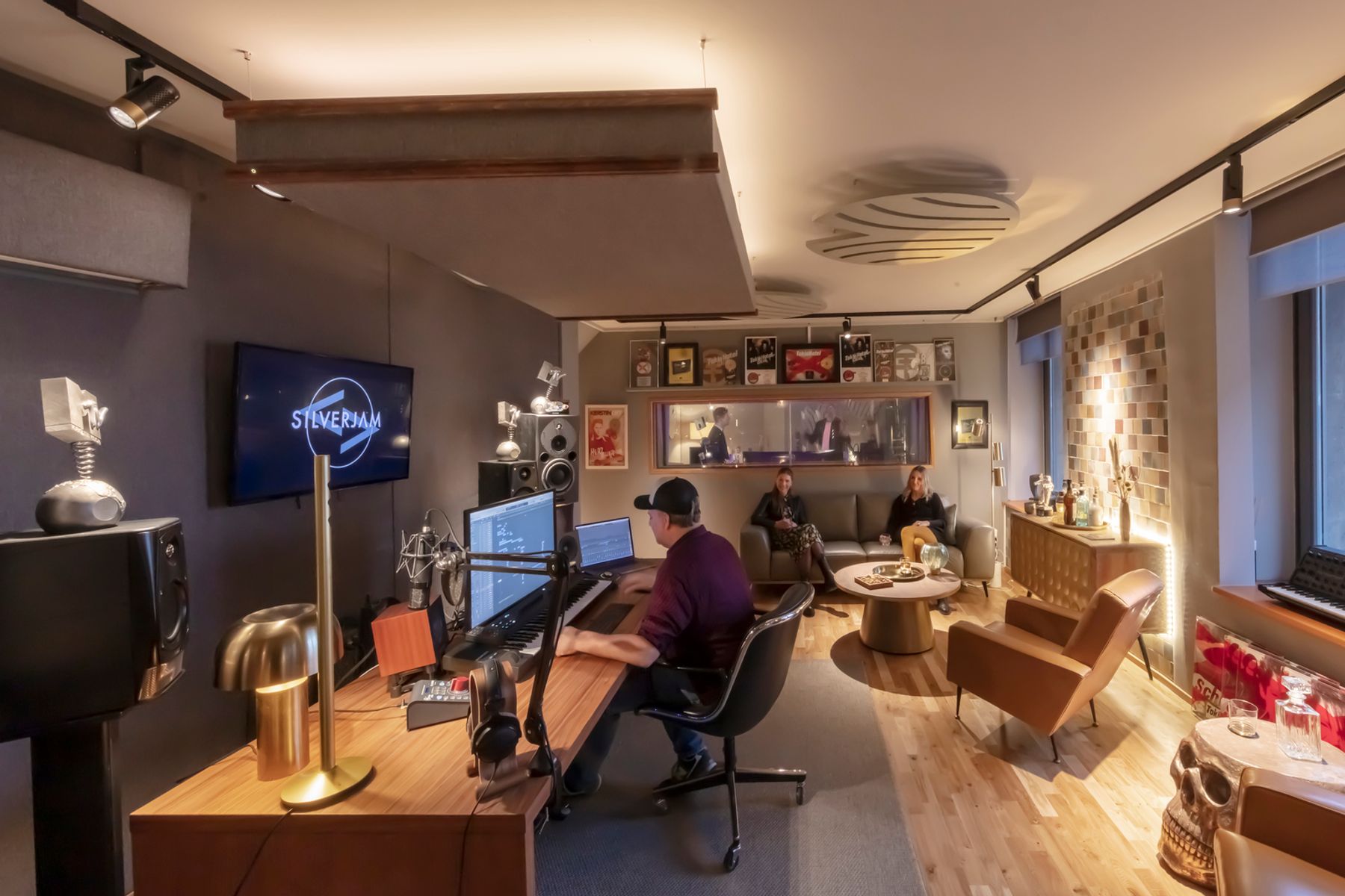 MADIZIN X SILVERJAM Studios, Hamburg. Interior design: aiinu design, Hamburg. Photography: Frieder Blickle, Hamburg.