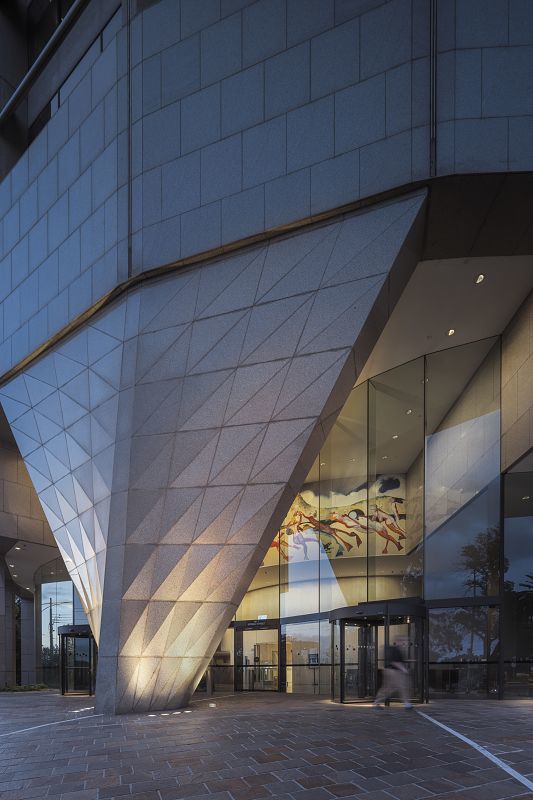 ERCO Tesis in-ground luminaires illuminate the 1 Spring Street building facade in Melbourne.