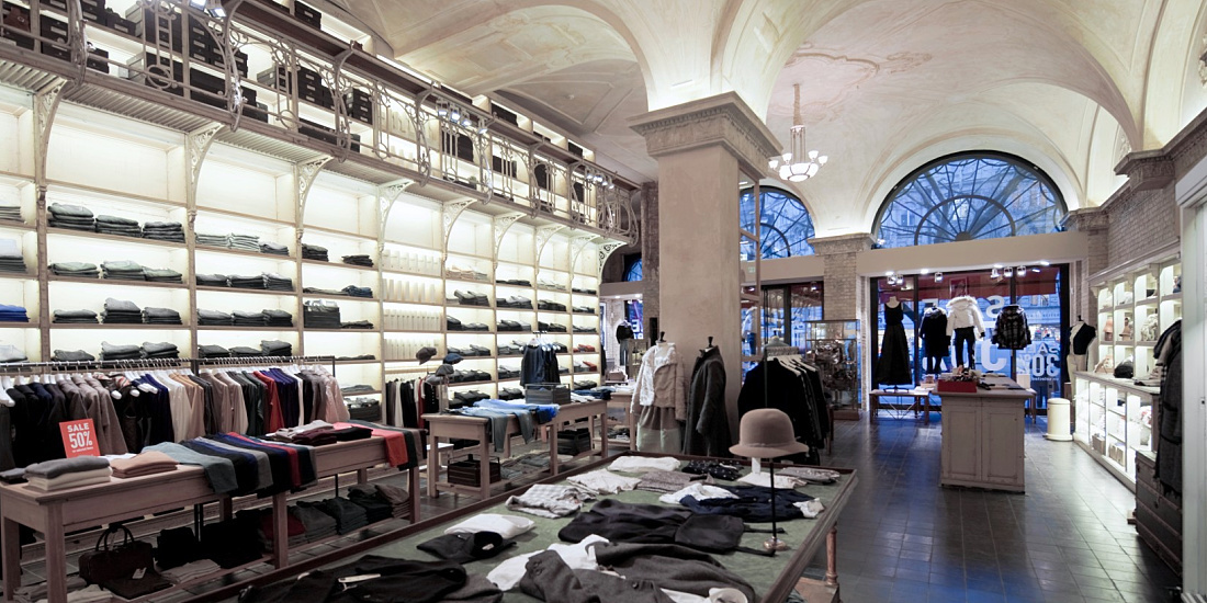 Interior of 14 oz. Store Berlin, featuring Logotec spotlights highlighting products and architecture.