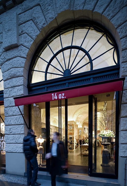 Facade of the 14 oz. store in Berlin, featuring inviting lighting with ERCO Logotec spotlights.