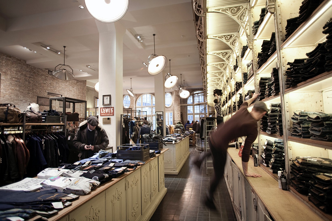 Interior of the 14 oz. store in Berlin, featuring Logotec spotlights highlighting products and interior.