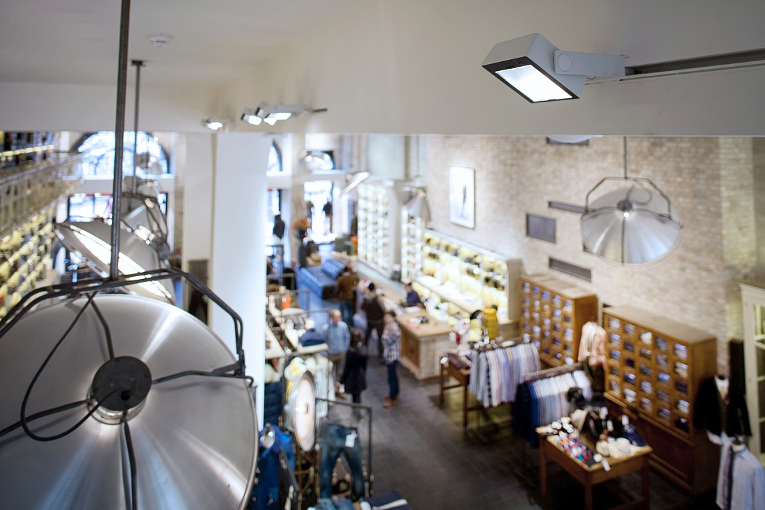Interior of 14 oz. Store Berlin, featuring Logotec spotlights for balanced lighting.