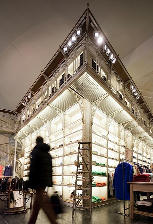 14 oz. Store in Berlin featuring ERCO Logotec spotlights for accent lighting.
