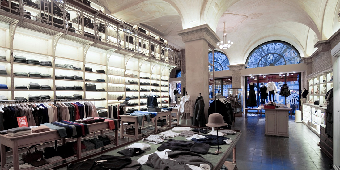 Interior of 14 oz. Store Berlin, featuring Logotec spotlights highlighting products and architecture.