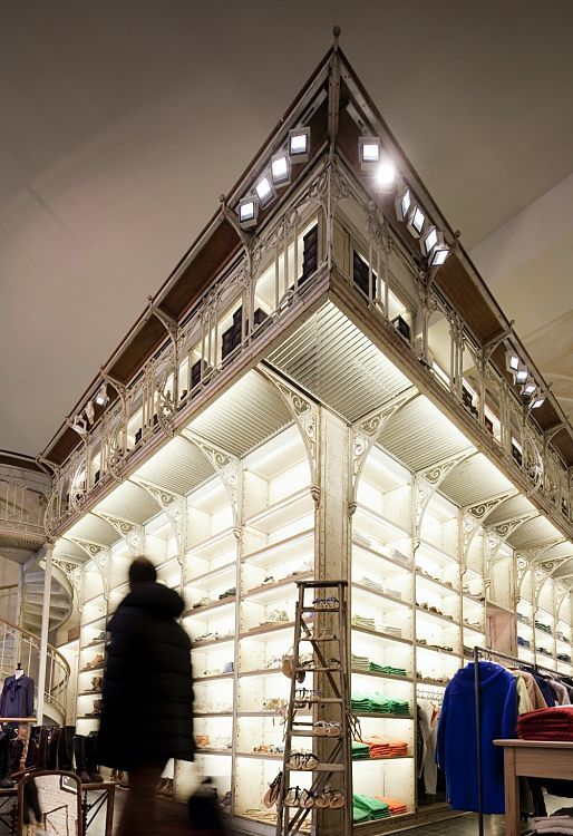 14 oz. Store in Berlin featuring ERCO Logotec spotlights for accent lighting.