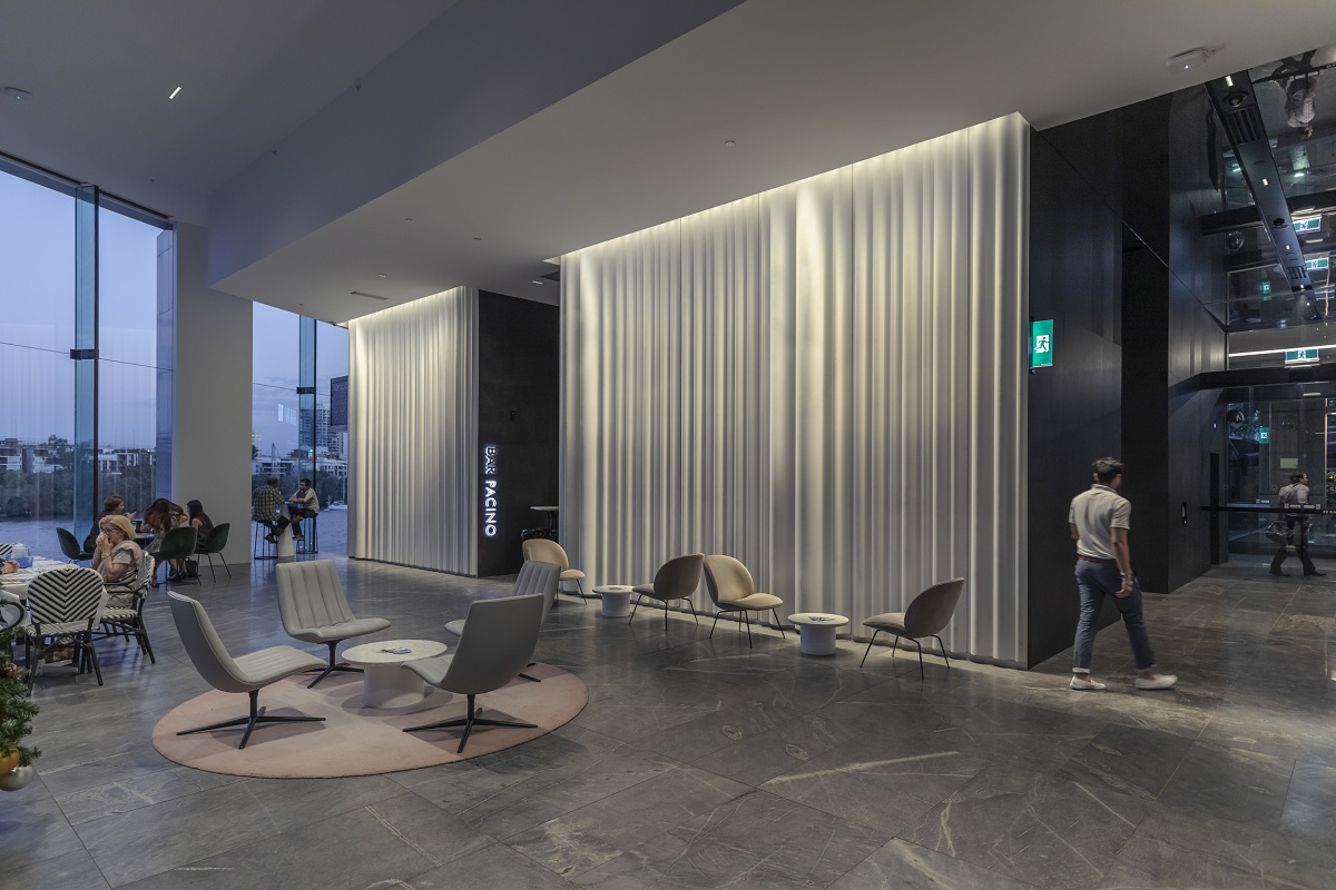 175 Eagle Street, Brisbane: Homogeneous wallwashing with grazing light in the foyer, illuminated by ERCO LED lighting.