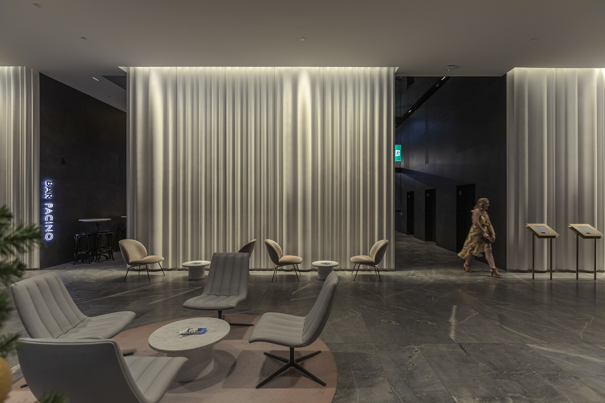 175 Eagle Street, Brisbane: Homogeneous wallwashing with grazing light in the foyer, illuminated by ERCO LED lighting.