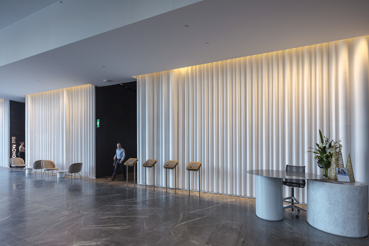 ERCO Lightgap wallwashers in 175 Eagle Street, Brisbane, create homogeneous foyer wallwashing.