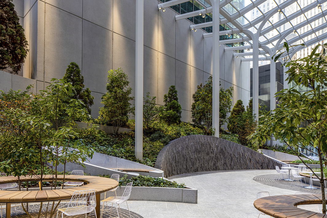 550 Madison Avenue Garden: ERCO lighting enhances plant growth and visual comfort in New Yorks urban oasis.