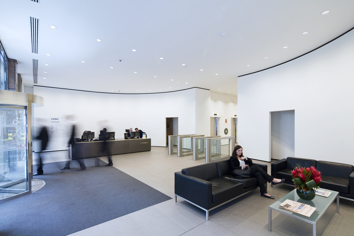 Bright wallwashing in a modern office lobby, enhancing orientation and visual comfort with ERCO lighting.