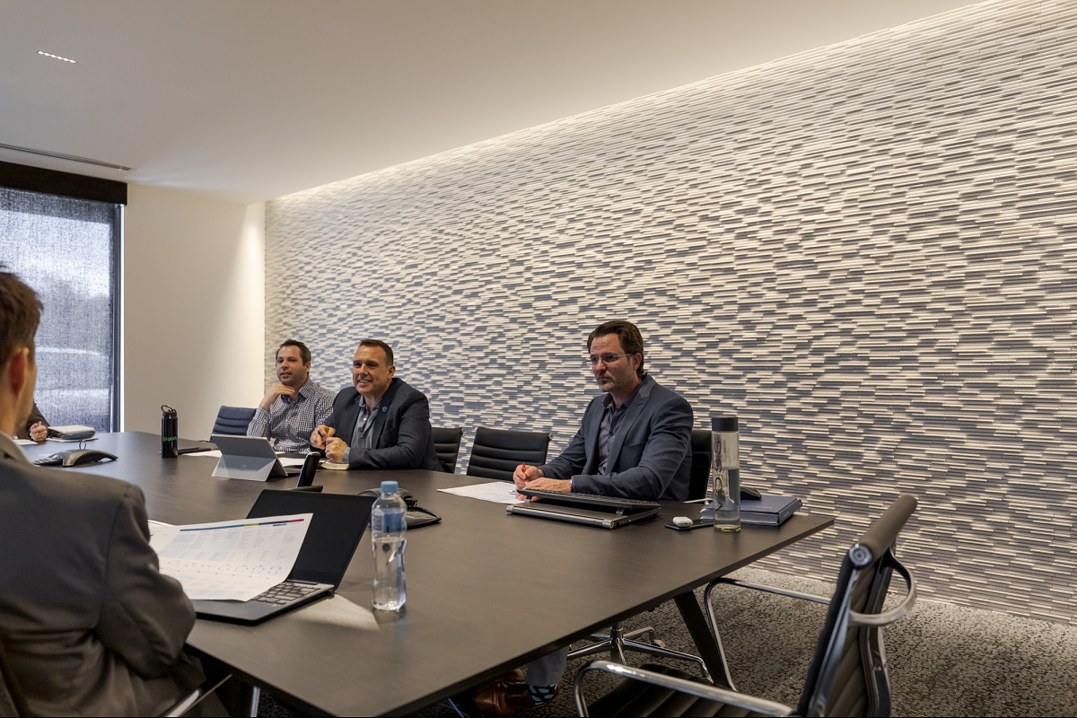 Conference room featuring wallwashing lighting, enhancing visual comfort and orientation.