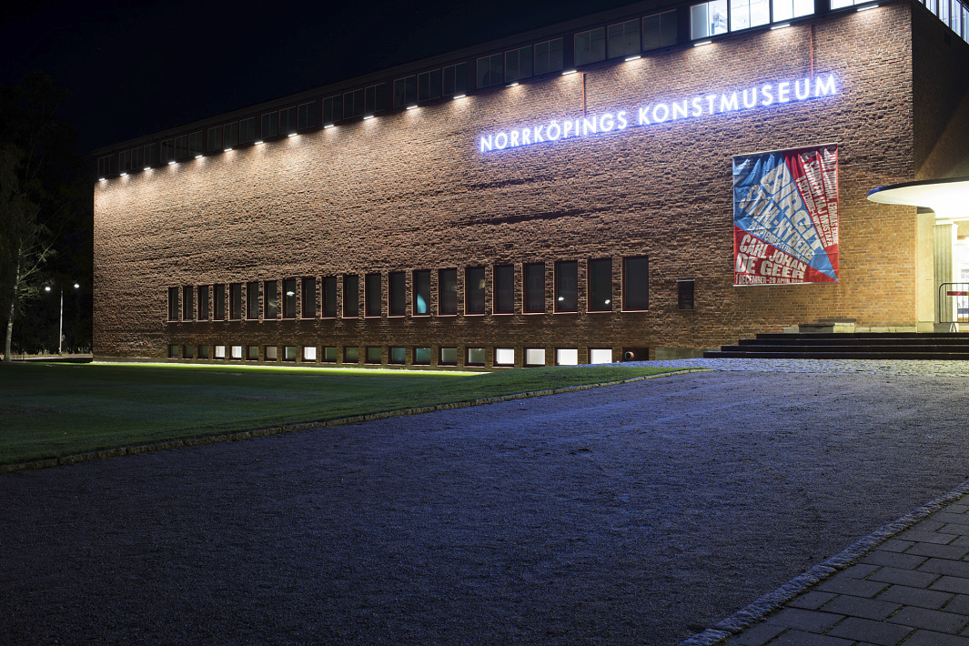 Norrköpings Art Museum illuminated at night, showcasing wallwashing.