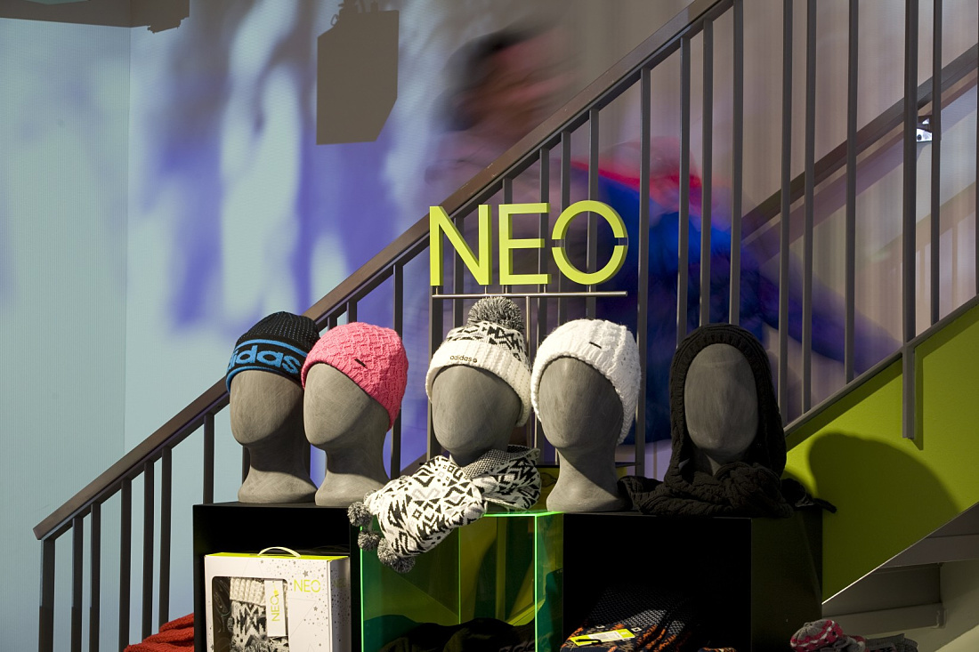 Adidas NEO hats on mannequins in Cologne store, illuminated by ERCO LED spotlights.