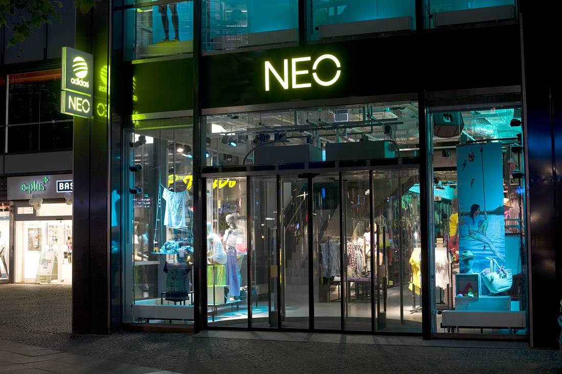 Adidas NEO store on Tauentzienstrasse, dynamically lit with ERCO Optec spotlights.