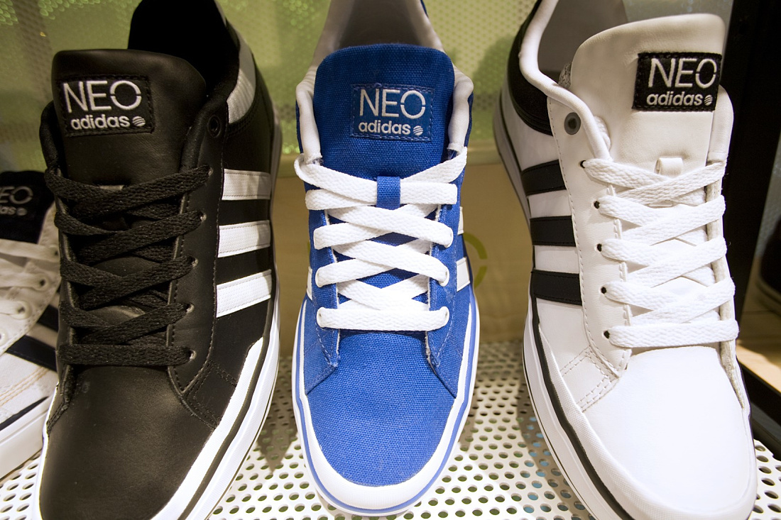 Adidas NEO shoes on display, dynamically lit with ERCO Optec spotlights.