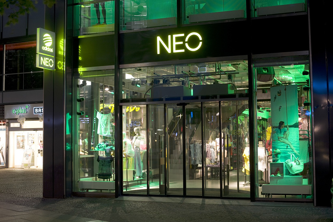 Adidas NEO store in Berlin, illuminated with ERCO Optec spotlights for dynamic accents.
