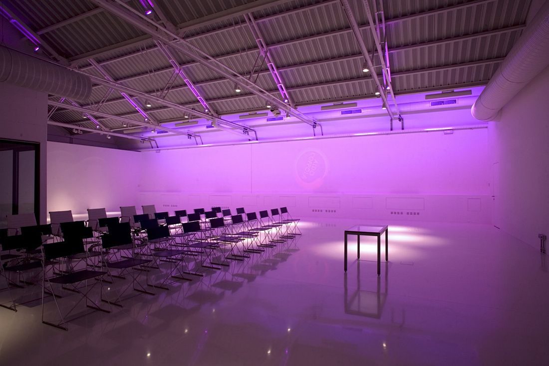 ERCO Optec spotlights illuminate the Aldo Coppola showroom in Milan with violet light.