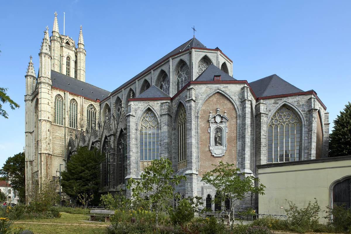 St. Bavos Cathedral in Ghent, home of the Lamb of God, illuminated by ERCO LED light.