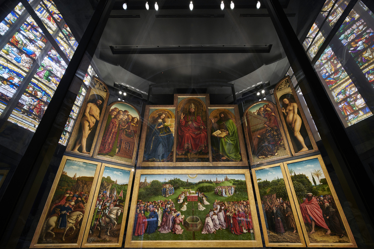 The Ghent Altarpiece Het Lam Gods illuminated by ERCO LED spotlights in St. Bavos Cathedral.