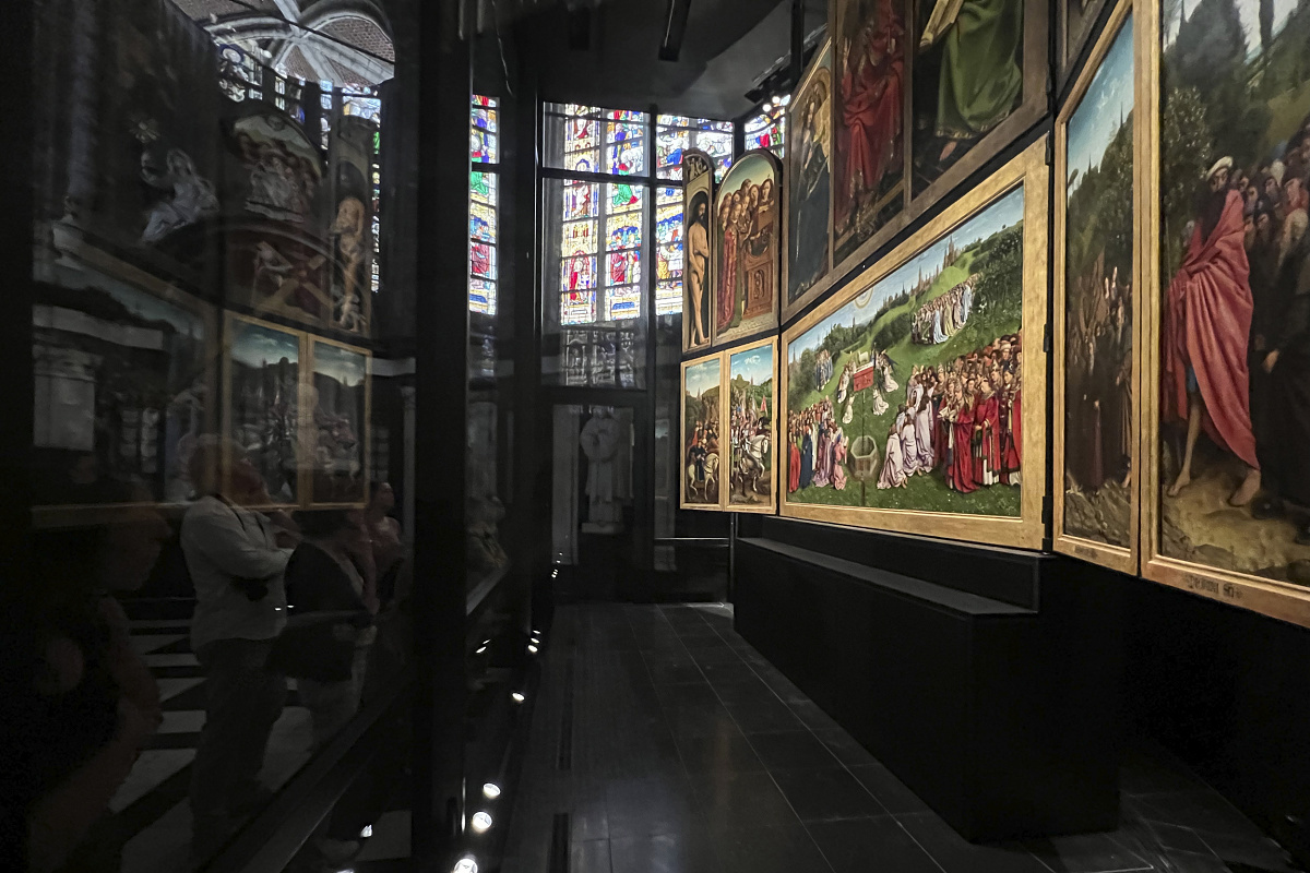 Het Lam Gods altar in Ghent, illuminated by ERCO LED spotlights for precise art lighting.