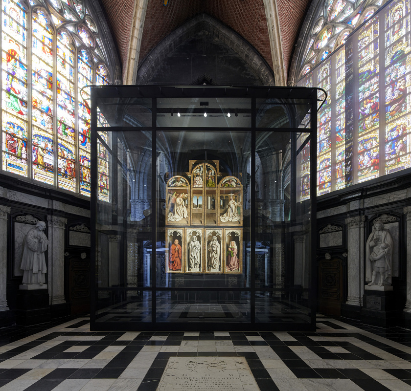 ERCO LED lighting illuminates the Ghent Altarpiece Het Lam Gods in a glass case.