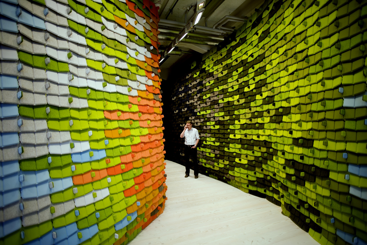 Colored accent lighting for exhibitions and sales areas influences the room's ambiance.