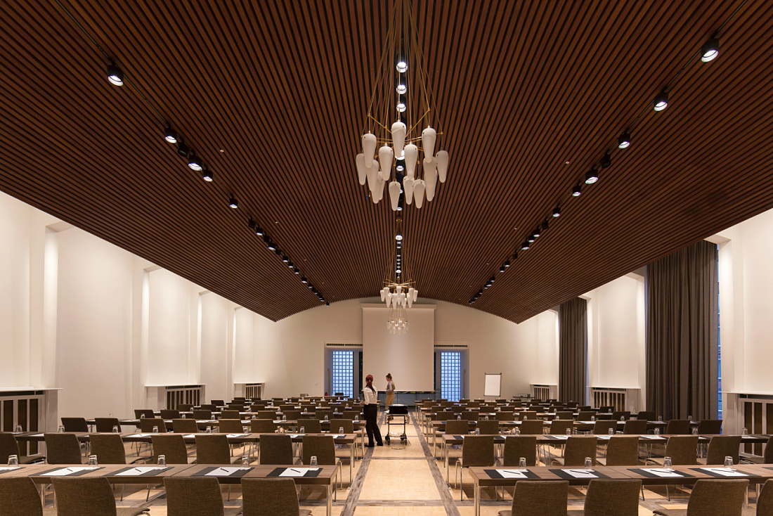 Ameron Hotel Speicherstadt conference room with ERCO lighting and flexible Parscan spotlights.