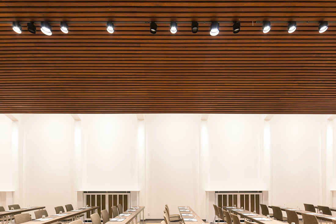 ERCO Parscan spotlights illuminate the event space at Ameron Hotel Speicherstadt, Hamburg.