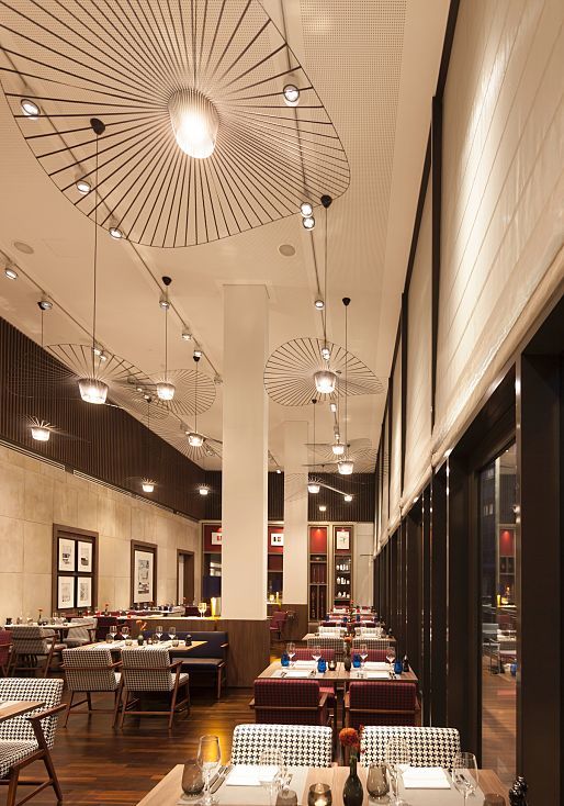 Ameron Hotel Speicherstadt restaurant featuring ERCO lighting and decorative pendant lamps.
