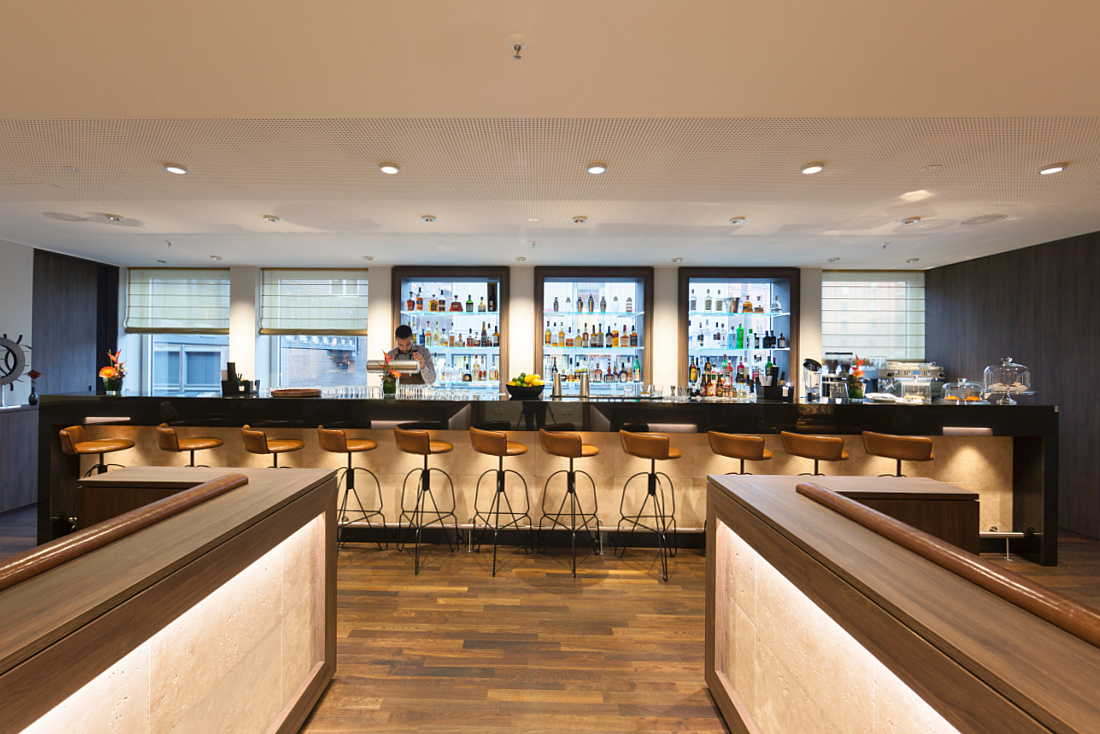 Bar area in Ameron Hotel Speicherstadt featuring ERCO LED lighting.