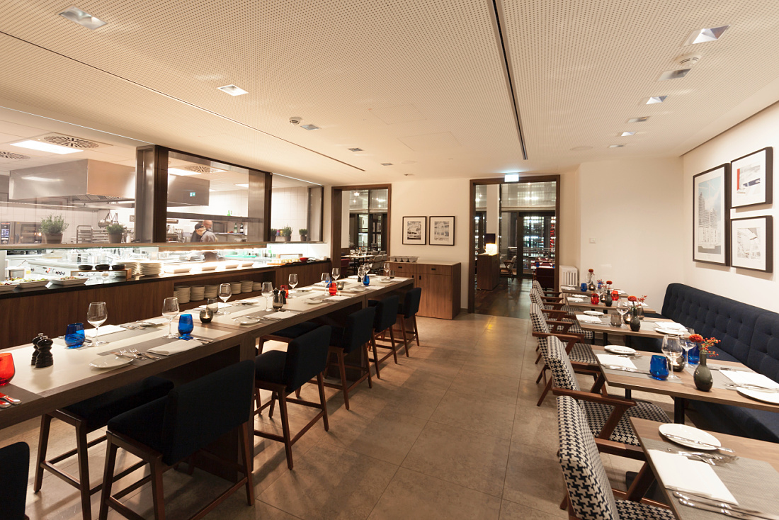 Ameron Hotel Speicherstadt restaurant featuring ERCO LED lighting for ambiance.