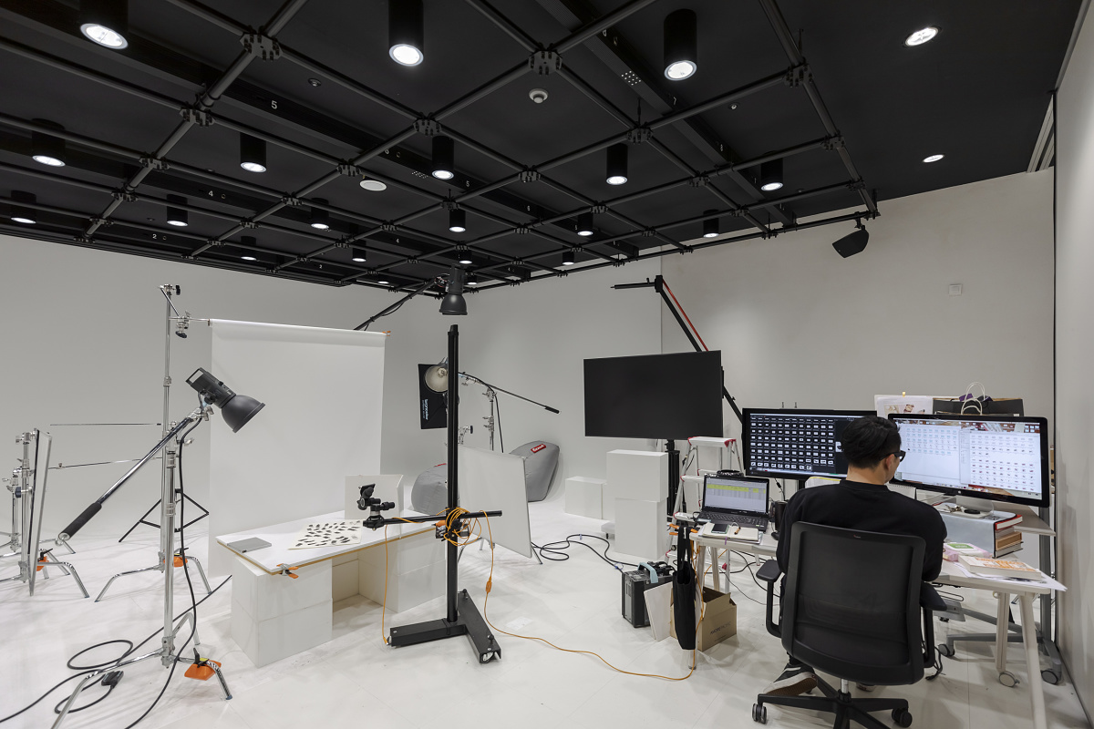 ERCO LED lighting at Amorepacific HQ in Seoul, providing visual comfort.