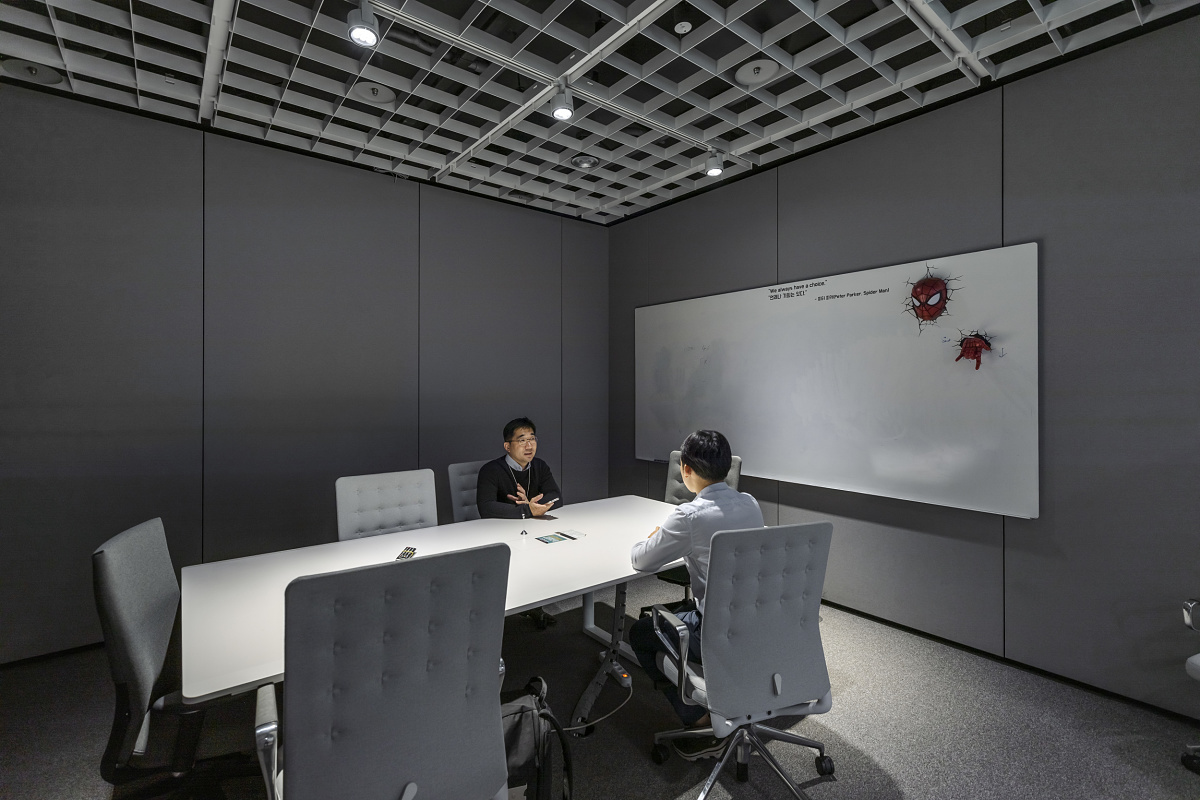 Meeting room at Amorepacific HQ with ERCO LED lighting for visual comfort.