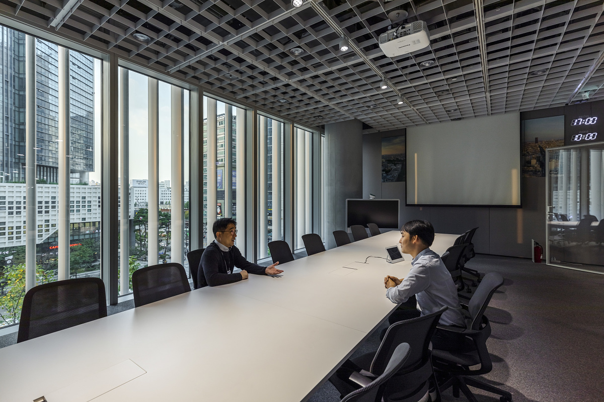 Meeting room at Amorepacific HQ with ERCO LED lighting, ensuring high visual comfort.