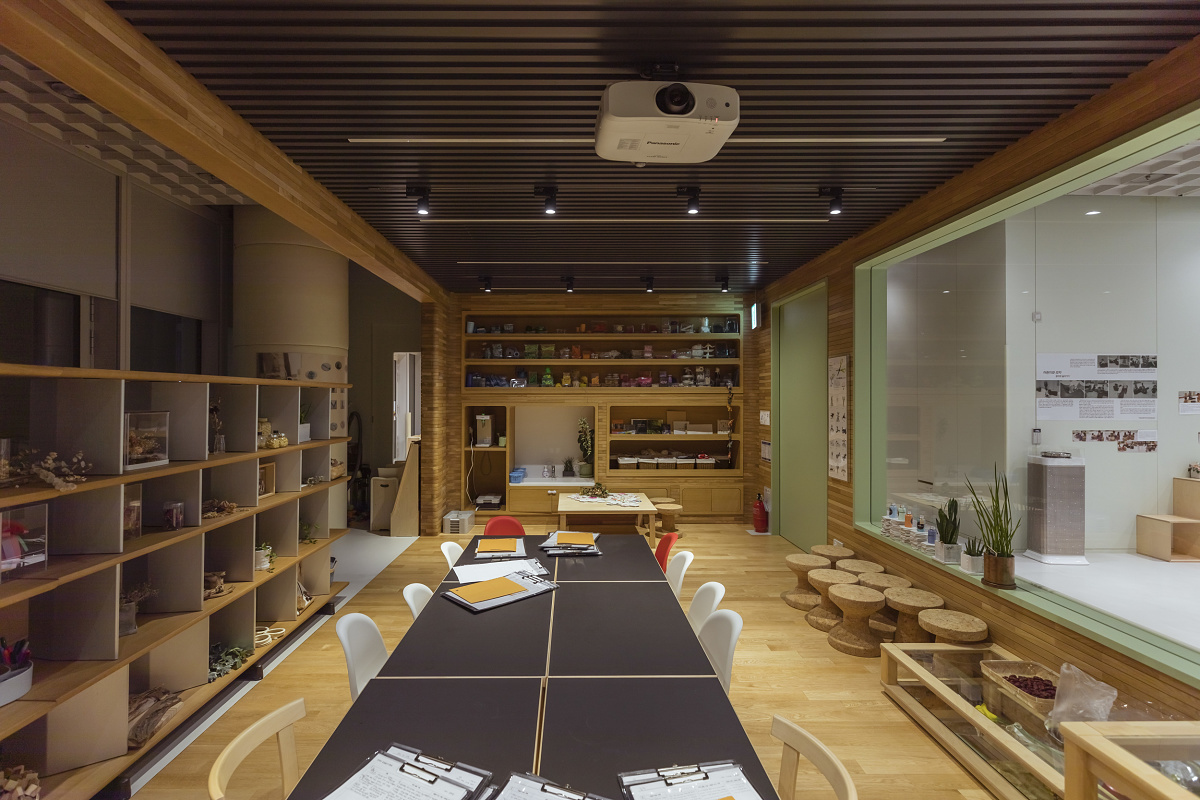 Amorepacific HQ Seoul: Meeting room with ERCO LED lighting for visual comfort.