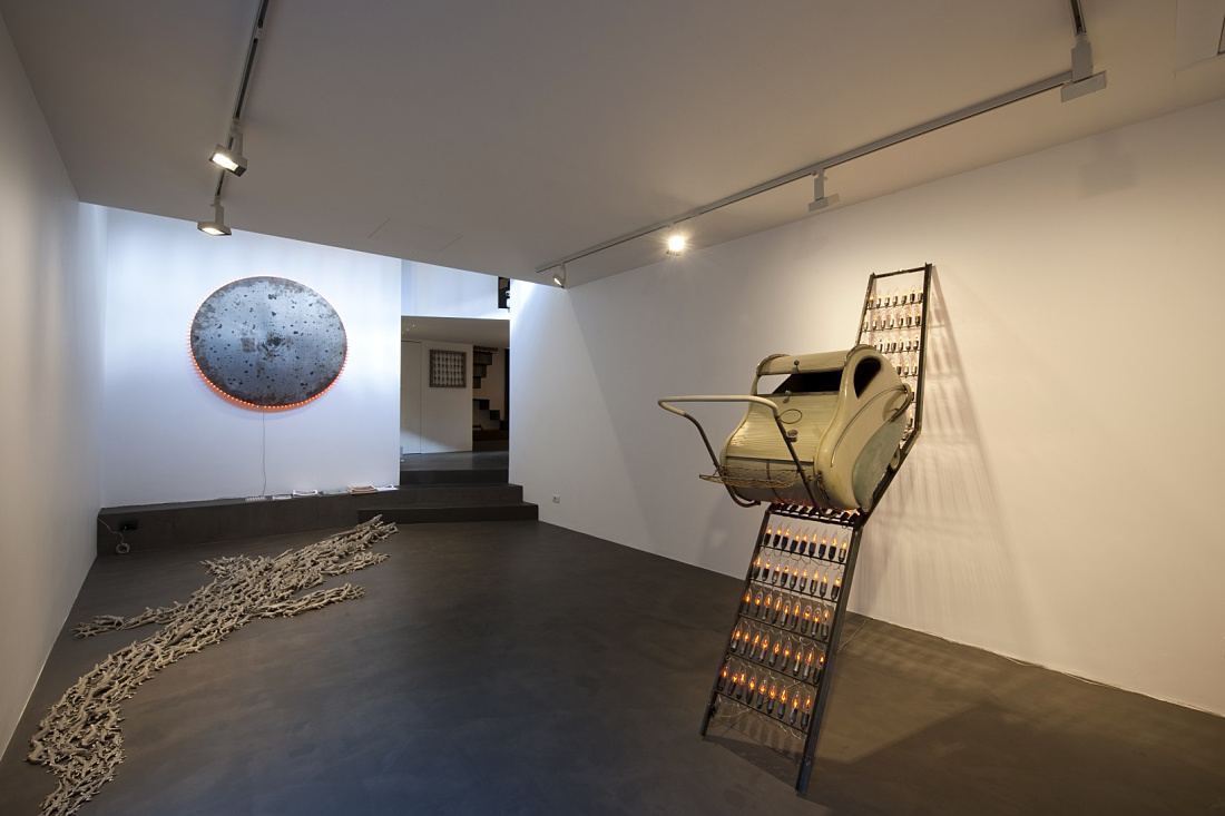 Art installation at Anna Marra Contemporanea Gallery, illuminated by ERCO Light Board spotlights.