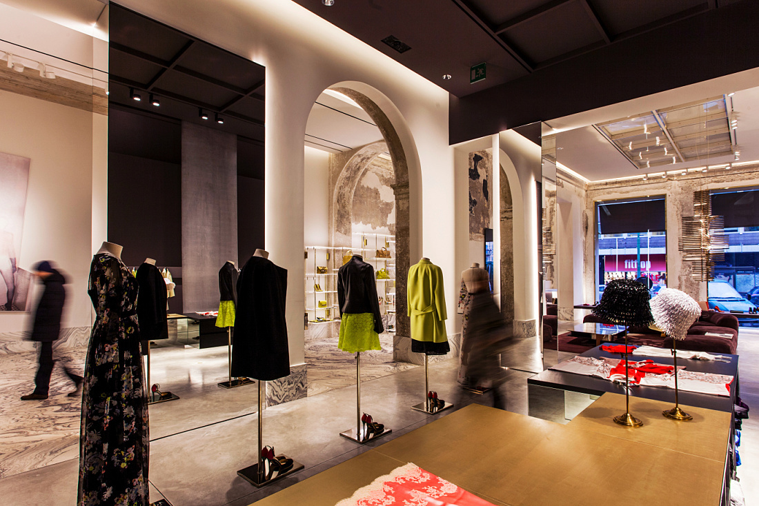 Antonia store in Milan featuring ERCO Optec spotlights and Quintessence downlights highlighting fashion.