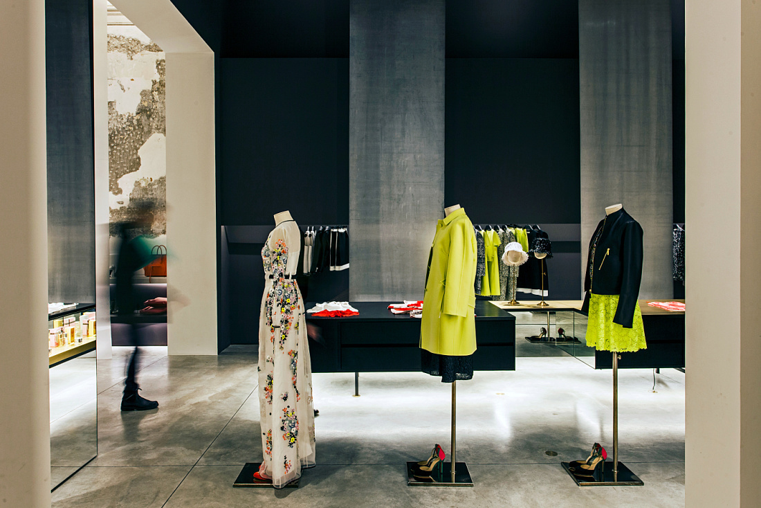 Antonia store in Milan: Optec LED spotlights and Quintessence downlights highlight the textures of luxury materials.